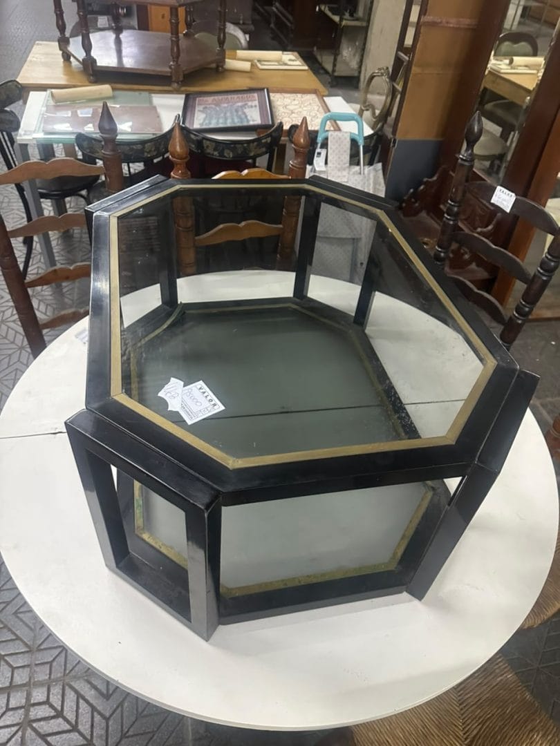 Mesa ratona octogonal de metal y vidrio con detalles dorados - Imagen 9