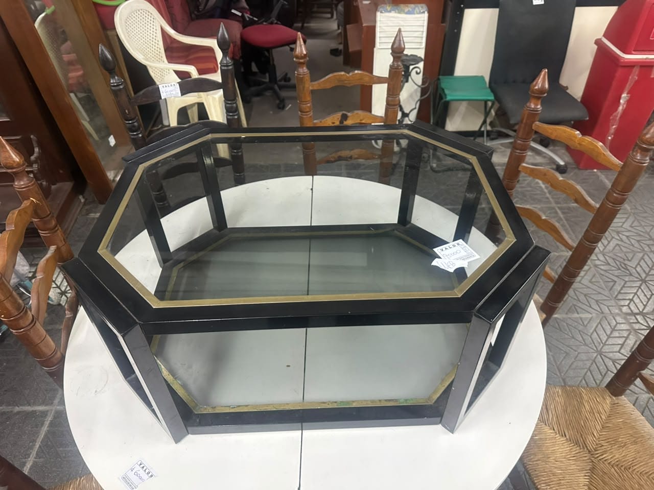 Mesa ratona octogonal de metal y vidrio con detalles dorados - Imagen 10