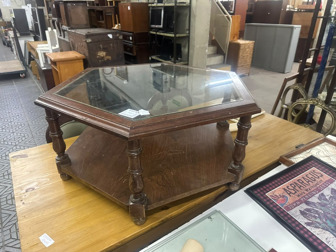 Mesa ratona hexagonal de madera y vidrio - Imagen 3