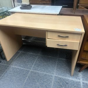 Escritorio de oficina en melamina clara con cajonera