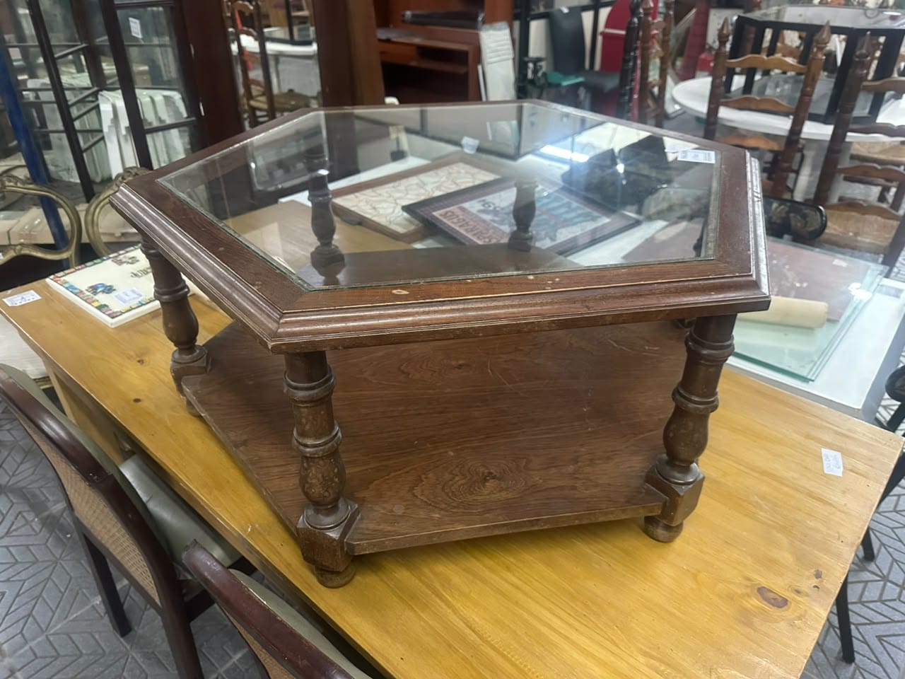 Mesa ratona hexagonal de madera y vidrio - Imagen 7