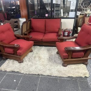 Juego de living en madera maciza de algarrobo con almohadones