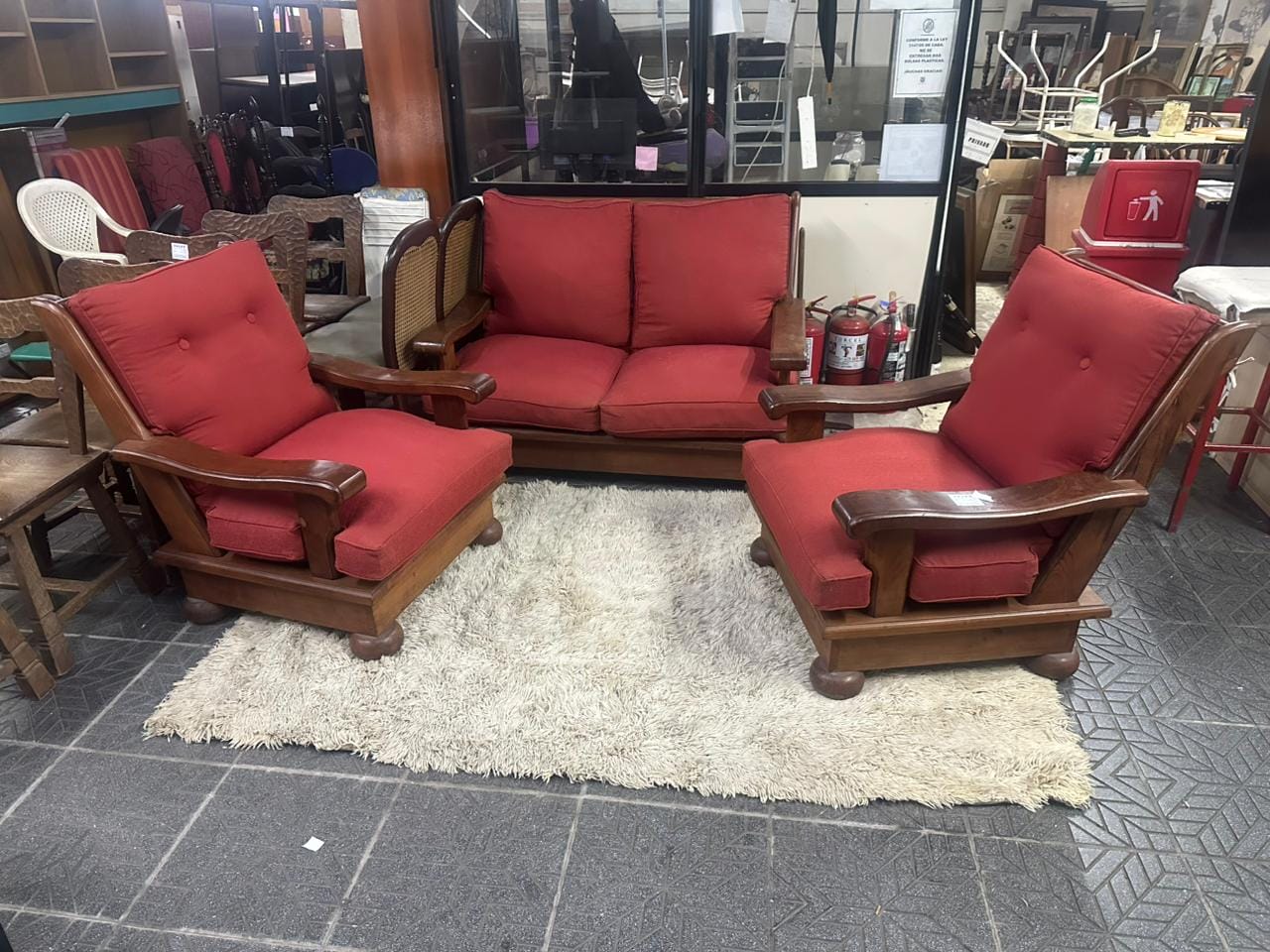 Juego de living en madera maciza de algarrobo con almohadones
