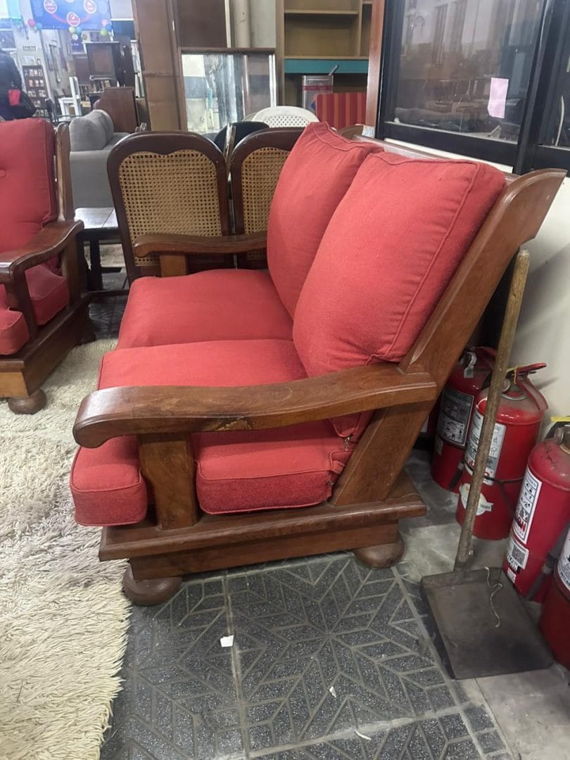 Juego de living en madera maciza de algarrobo con almohadones - Imagen 5