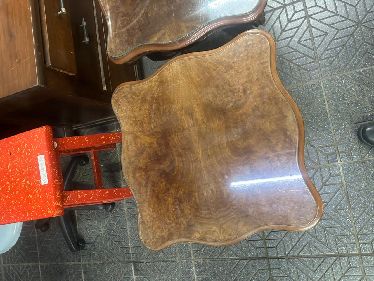 Par de mesitas auxiliares clásicas con tapa de vidrio y cajon - Imagen 4