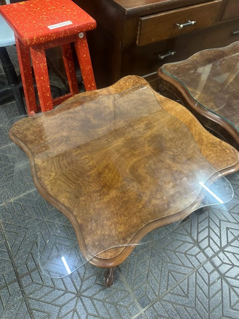 Par de mesitas auxiliares clásicas con tapa de vidrio y cajon - Imagen 11