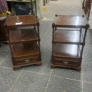 Par de mesitas auxiliares en madera maciza con estantes y cajón