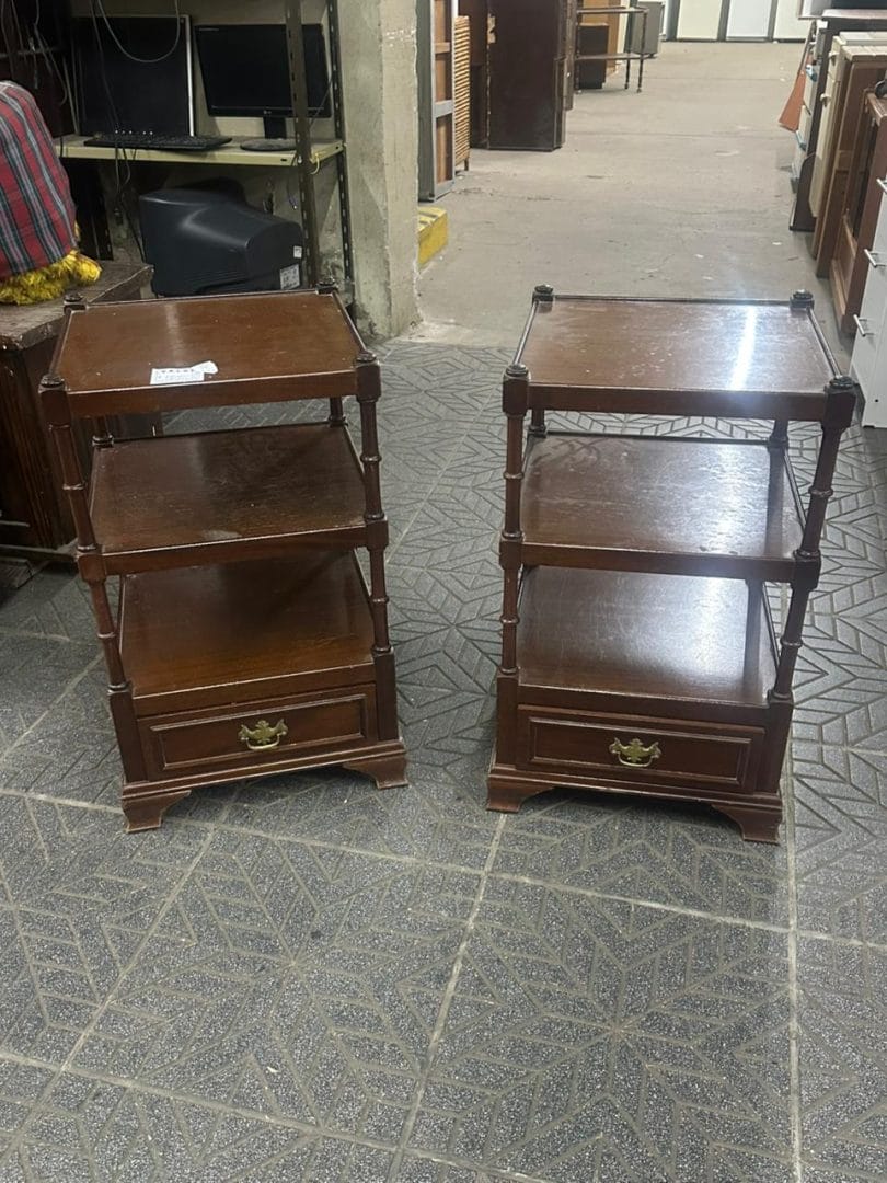 Par de mesitas auxiliares en madera maciza con estantes y cajón