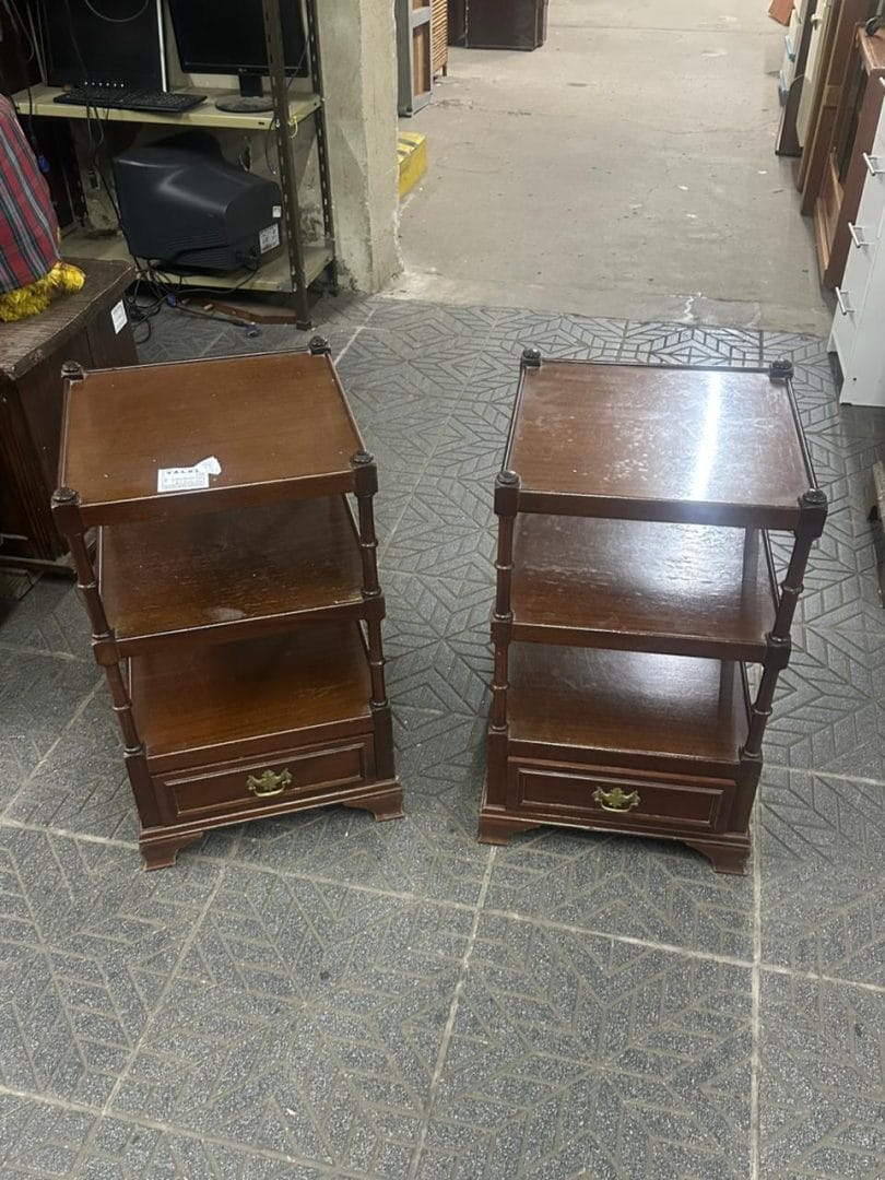 Par de mesitas auxiliares en madera maciza con estantes y cajón - Imagen 2