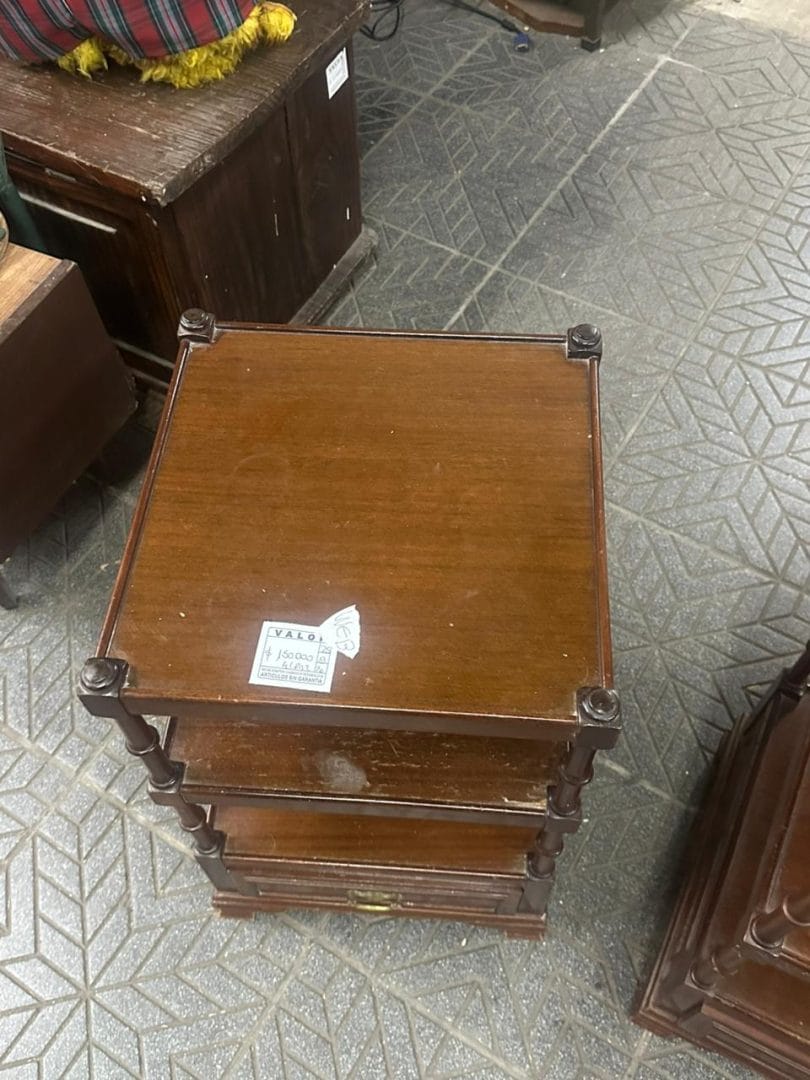 Par de mesitas auxiliares en madera maciza con estantes y cajón - Imagen 3