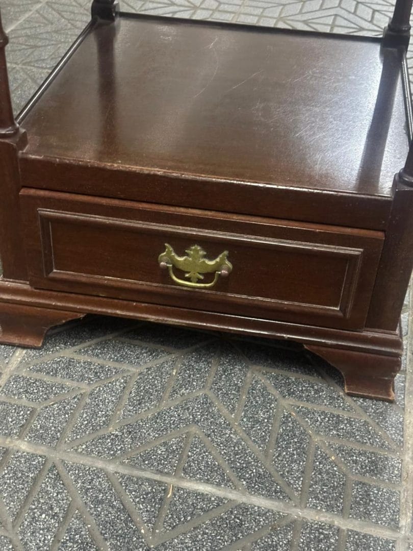 Par de mesitas auxiliares en madera maciza con estantes y cajón - Imagen 4