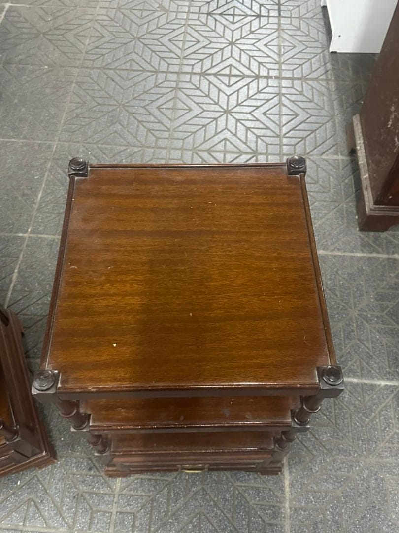Par de mesitas auxiliares en madera maciza con estantes y cajón - Imagen 5