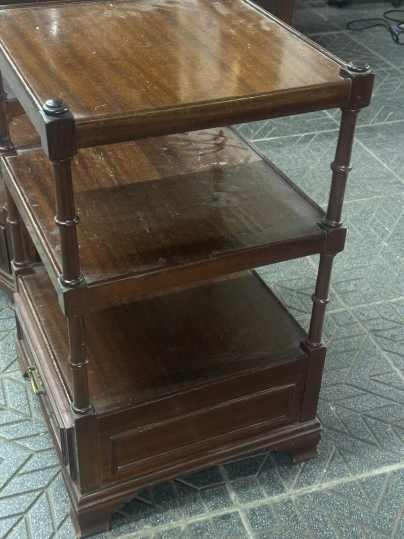 Par de mesitas auxiliares en madera maciza con estantes y cajón - Imagen 6