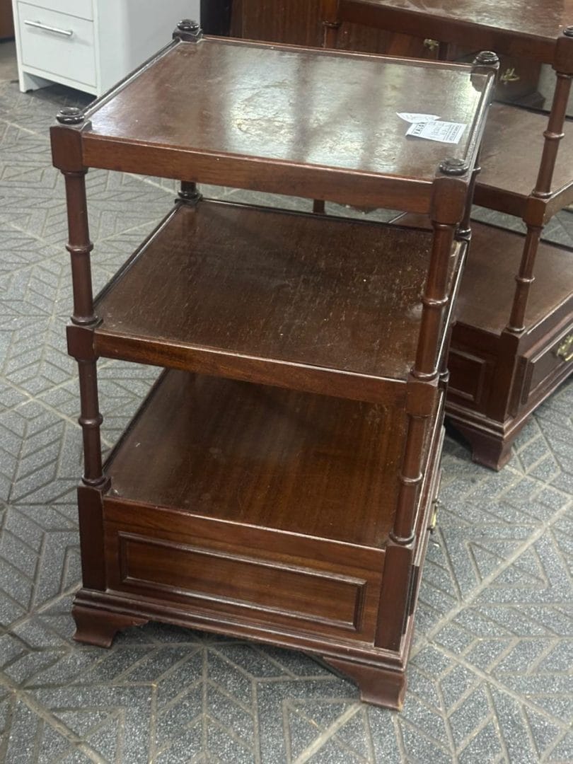 Par de mesitas auxiliares en madera maciza con estantes y cajón - Imagen 7