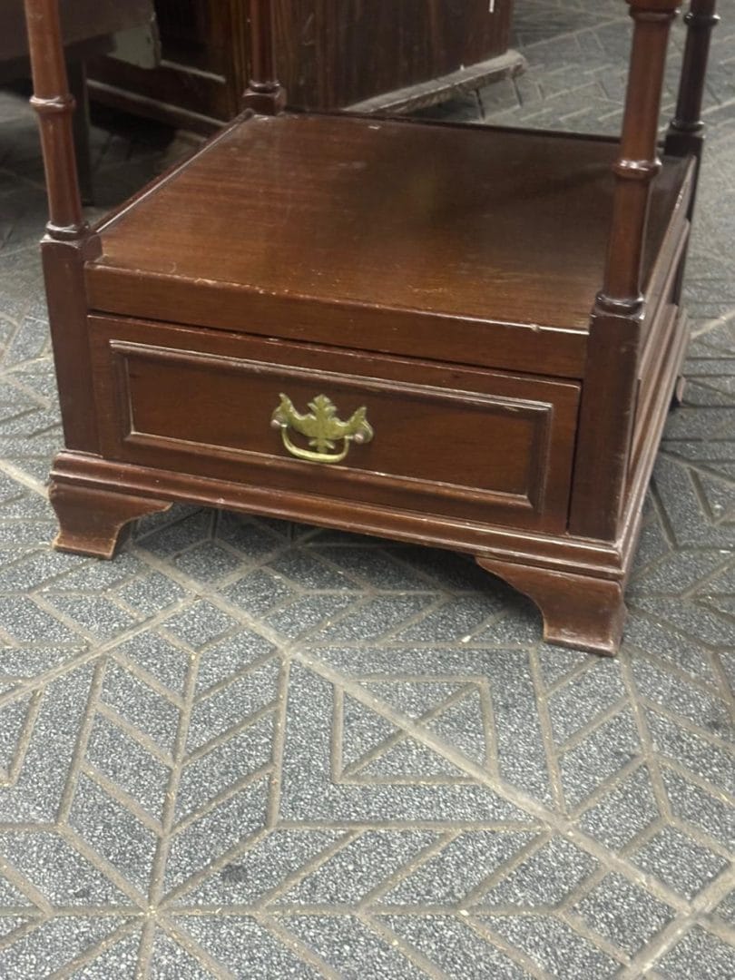 Par de mesitas auxiliares en madera maciza con estantes y cajón - Imagen 9