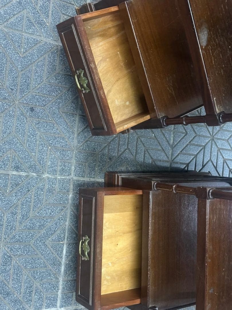 Par de mesitas auxiliares en madera maciza con estantes y cajón - Imagen 10