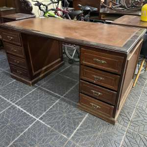 Escritorio antiguo de madera con tapa de cuero