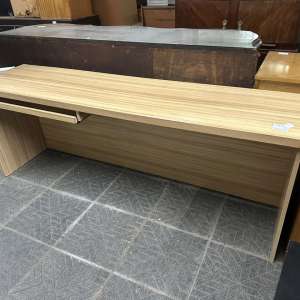 Escritorio de madera en melamina con bandeja porta teclado corrediza