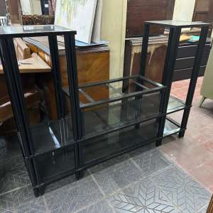Mueble organizador y rack para tv en hierro negro con estantes de vidrio