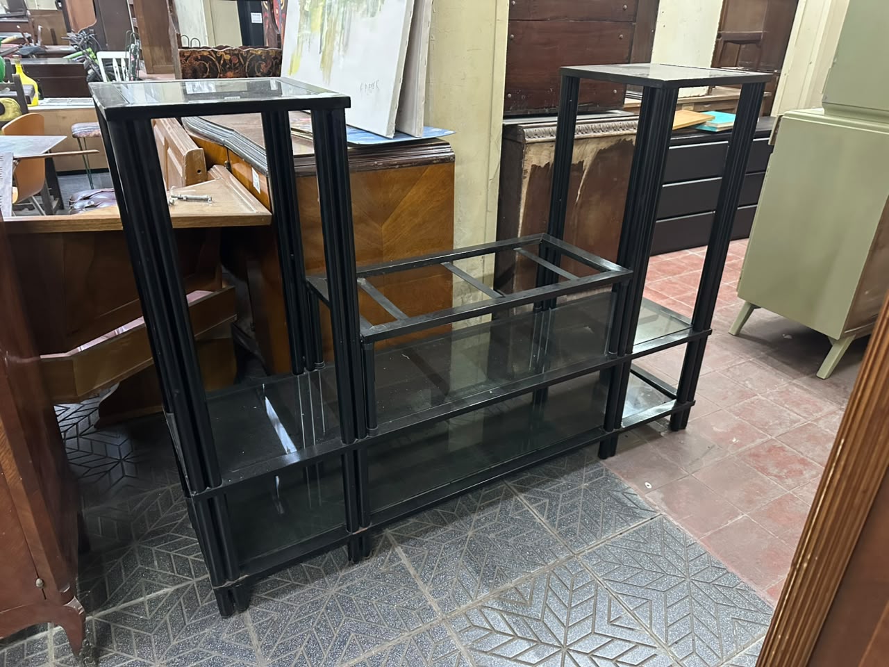 Mueble organizador y rack para tv en hierro negro con estantes de vidrio