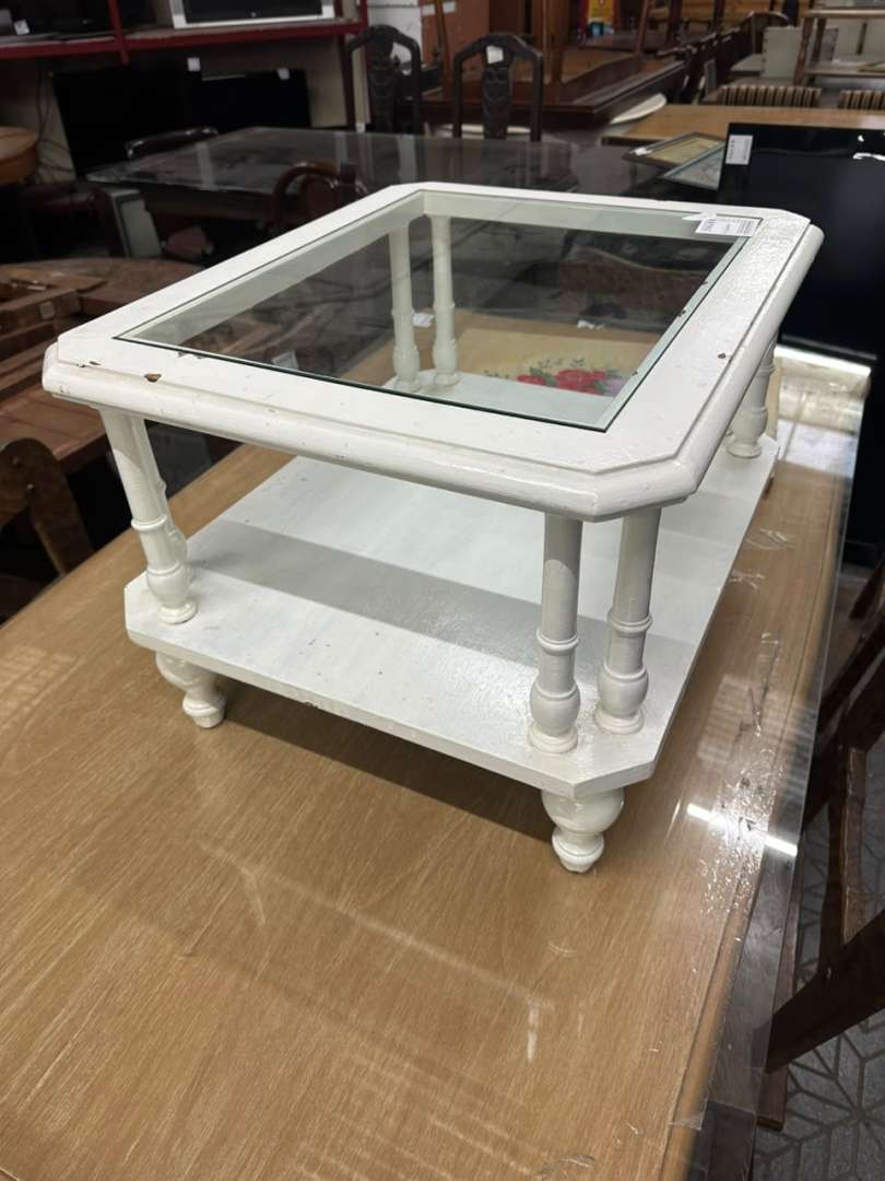 Mesita ratona pequeña de madera con tapa de vidrio y estante inferior
