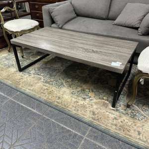 Mesa ratona industrial de melamina y metal