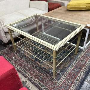Mesa ratona rectangular de hierro con tapa de vidrio y estante