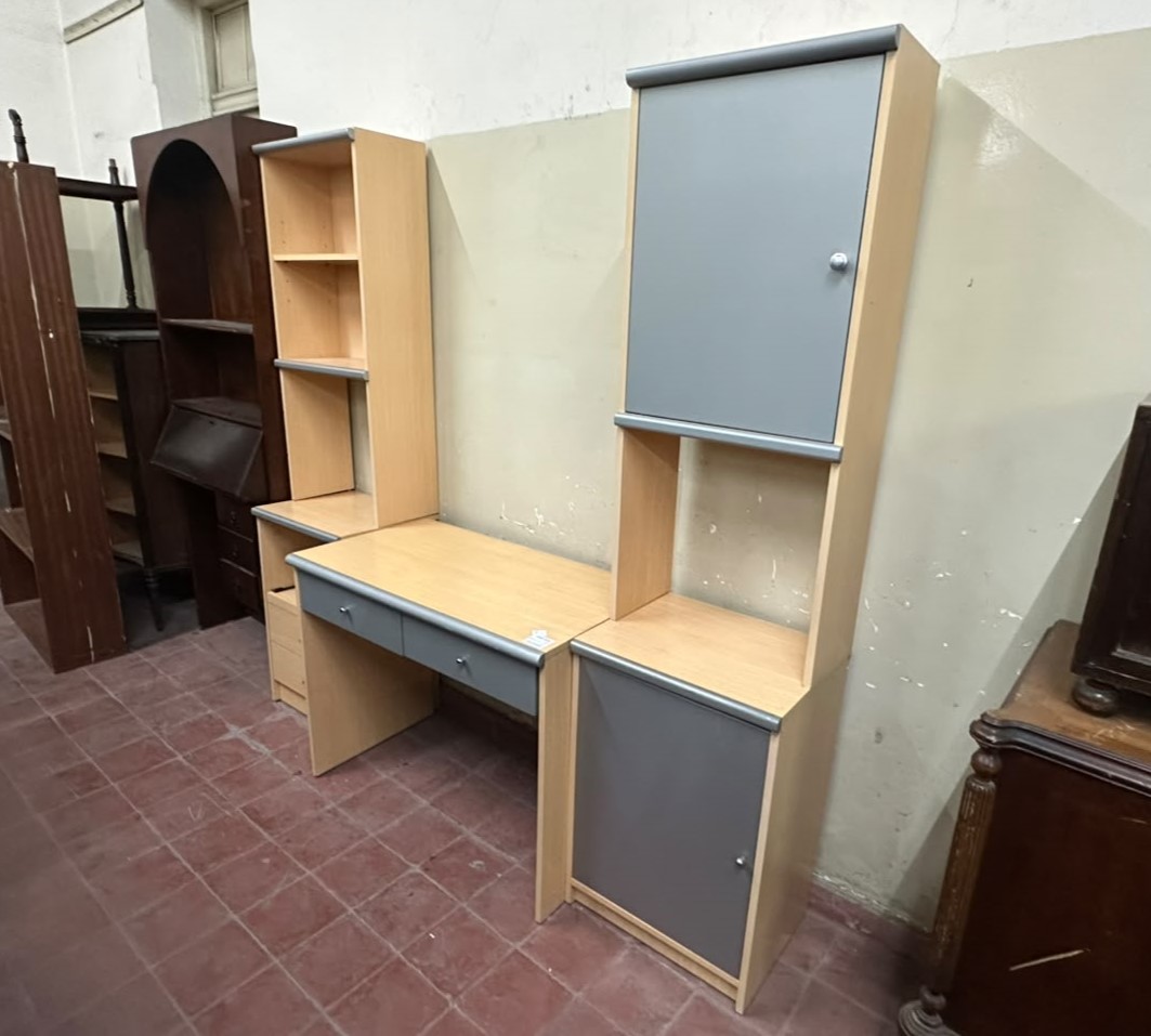 Juego de escritorio con dos torres biblioteca en melamina