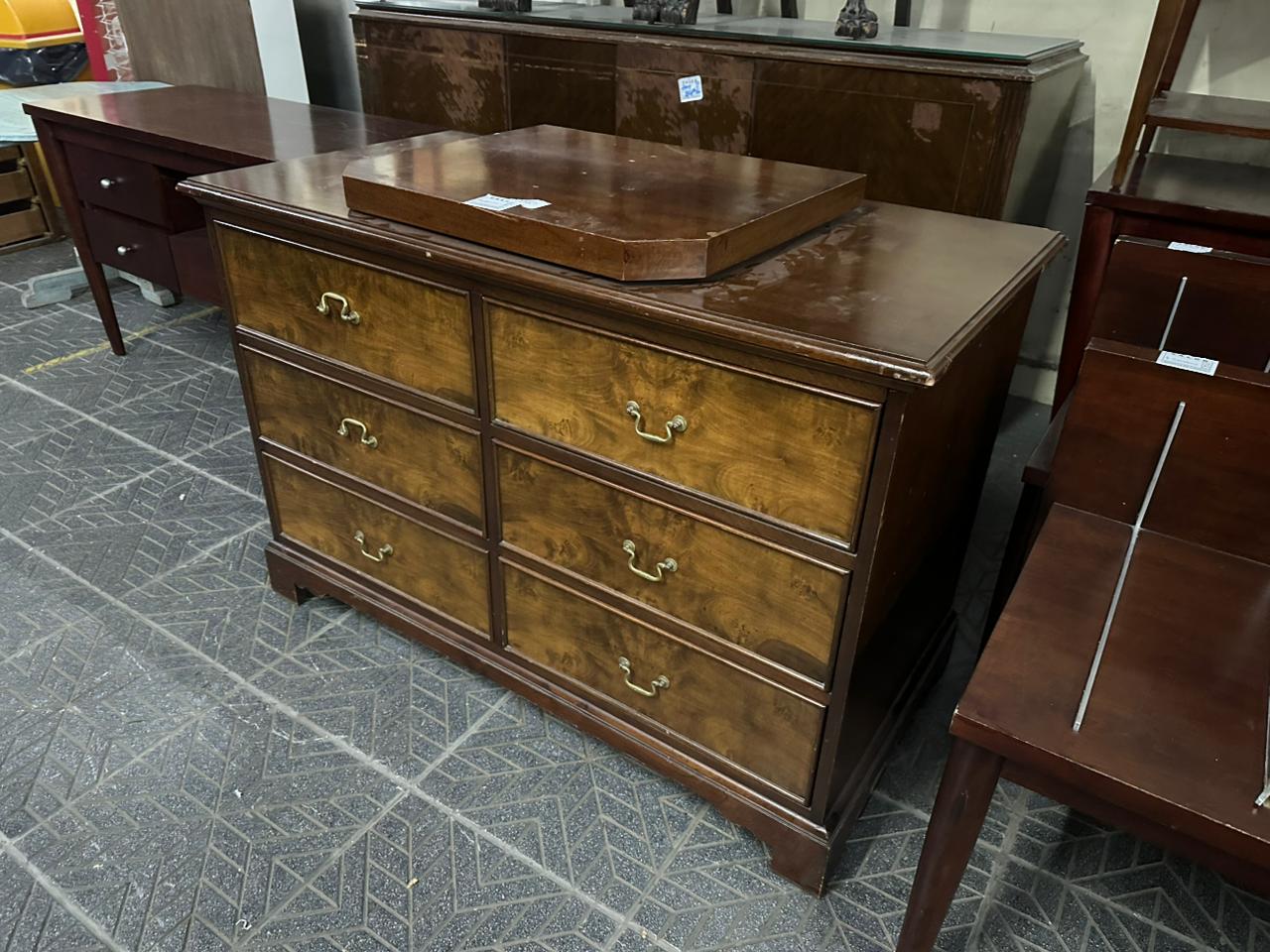Mueble cajonera con base giratoria para tv
