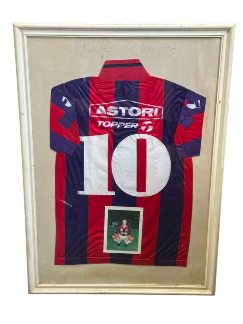 CUADRO CON CAMISETA DE SAN LORENZO (1992-1993) – N° 10 NÉSTOR "PIPO" GOROSITO