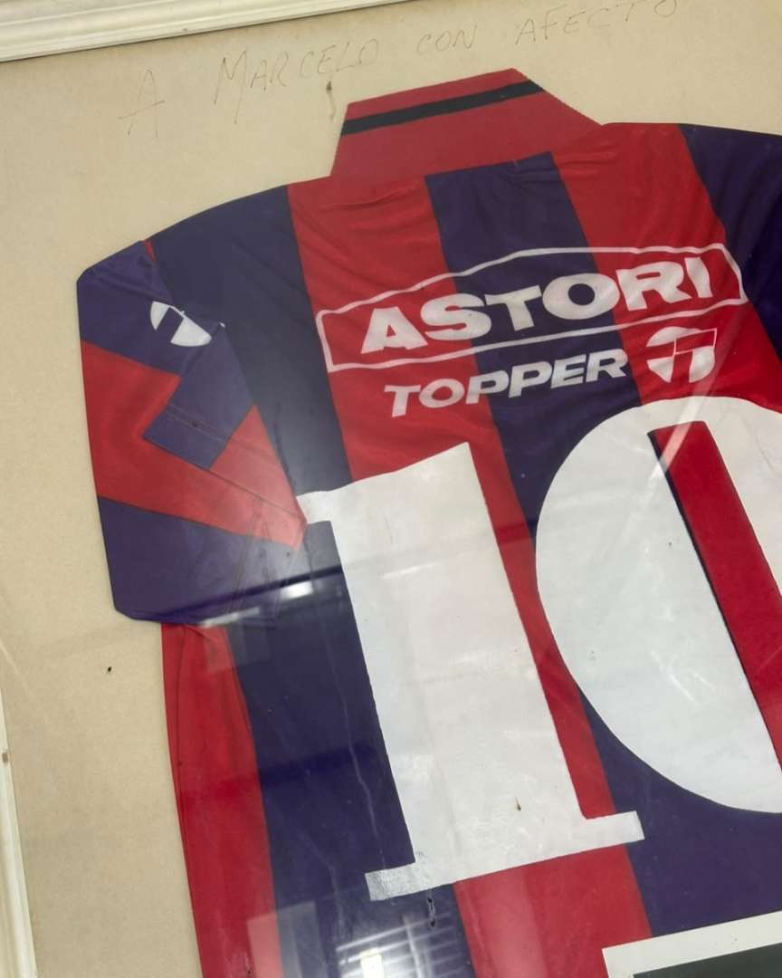 CUADRO CON CAMISETA DE SAN LORENZO (1992-1993) – N° 10 NÉSTOR "PIPO" GOROSITO - Imagen 7