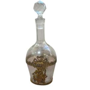 BOTELLA / LICORERA DE CRISTAL TALLADO CON MONTURA DE BRONCE Y TAPÓN FACETADO VINTAGE