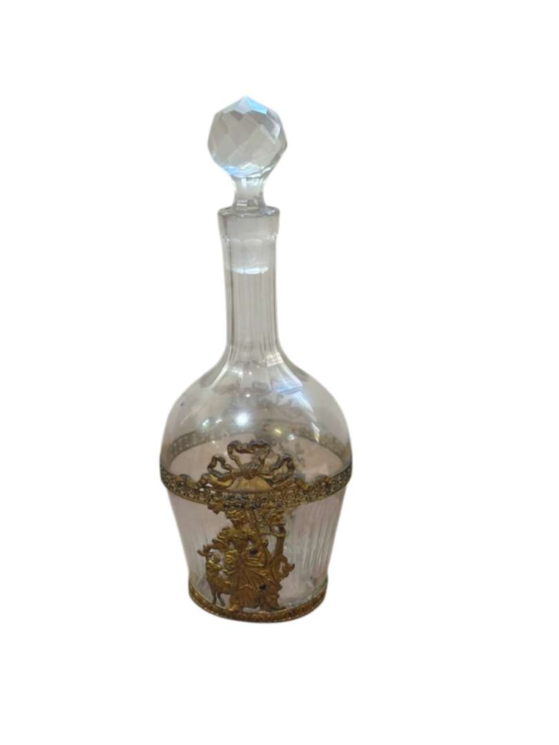 BOTELLA / LICORERA DE CRISTAL TALLADO CON MONTURA DE BRONCE Y TAPÓN FACETADO VINTAGE