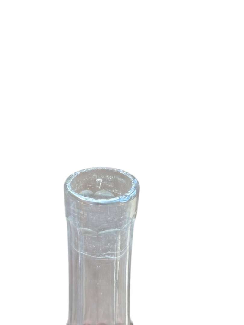 BOTELLA / LICORERA DE CRISTAL TALLADO CON MONTURA DE BRONCE Y TAPÓN FACETADO VINTAGE - Imagen 4