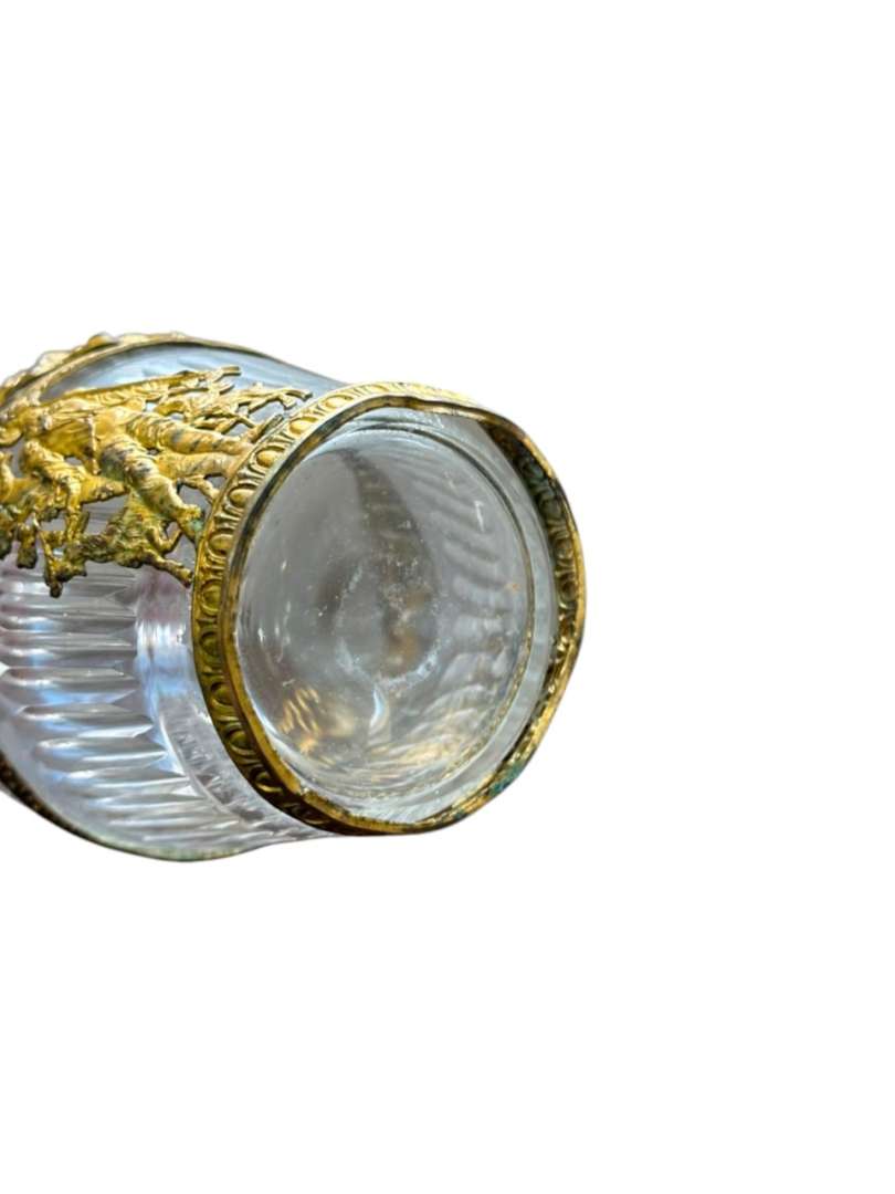 BOTELLA / LICORERA DE CRISTAL TALLADO CON MONTURA DE BRONCE Y TAPÓN FACETADO VINTAGE - Imagen 10