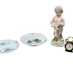 SET DE FIGURA DE PORCELANA Y OBJETOS DE COLECCIÓN DE ORIGEN JAPONÉS (4 PIEZAS)