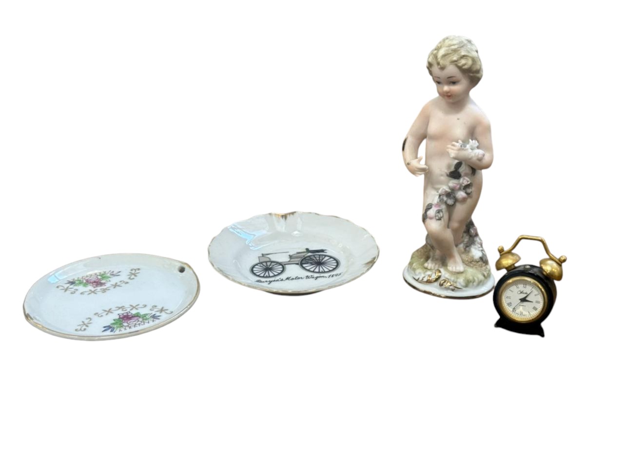 SET DE FIGURA DE PORCELANA Y OBJETOS DE COLECCIÓN DE ORIGEN JAPONÉS (4 PIEZAS)