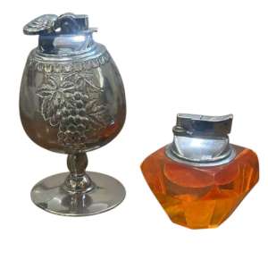 PAR DE ENCENDEDORES VINTAGE DE MESA – METAL CROMADO Y RESINA/ACRÍLICO