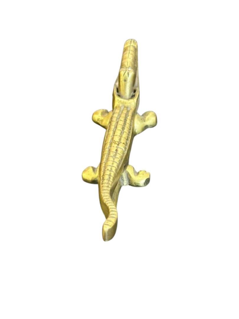 Rompe nueces y avellanas de bronce con forma de cocodrilo - Imagen 3