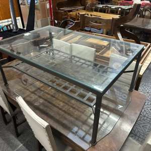 Mesa ratona metálica de hierro gris con tapa de vidrio y estante mallado