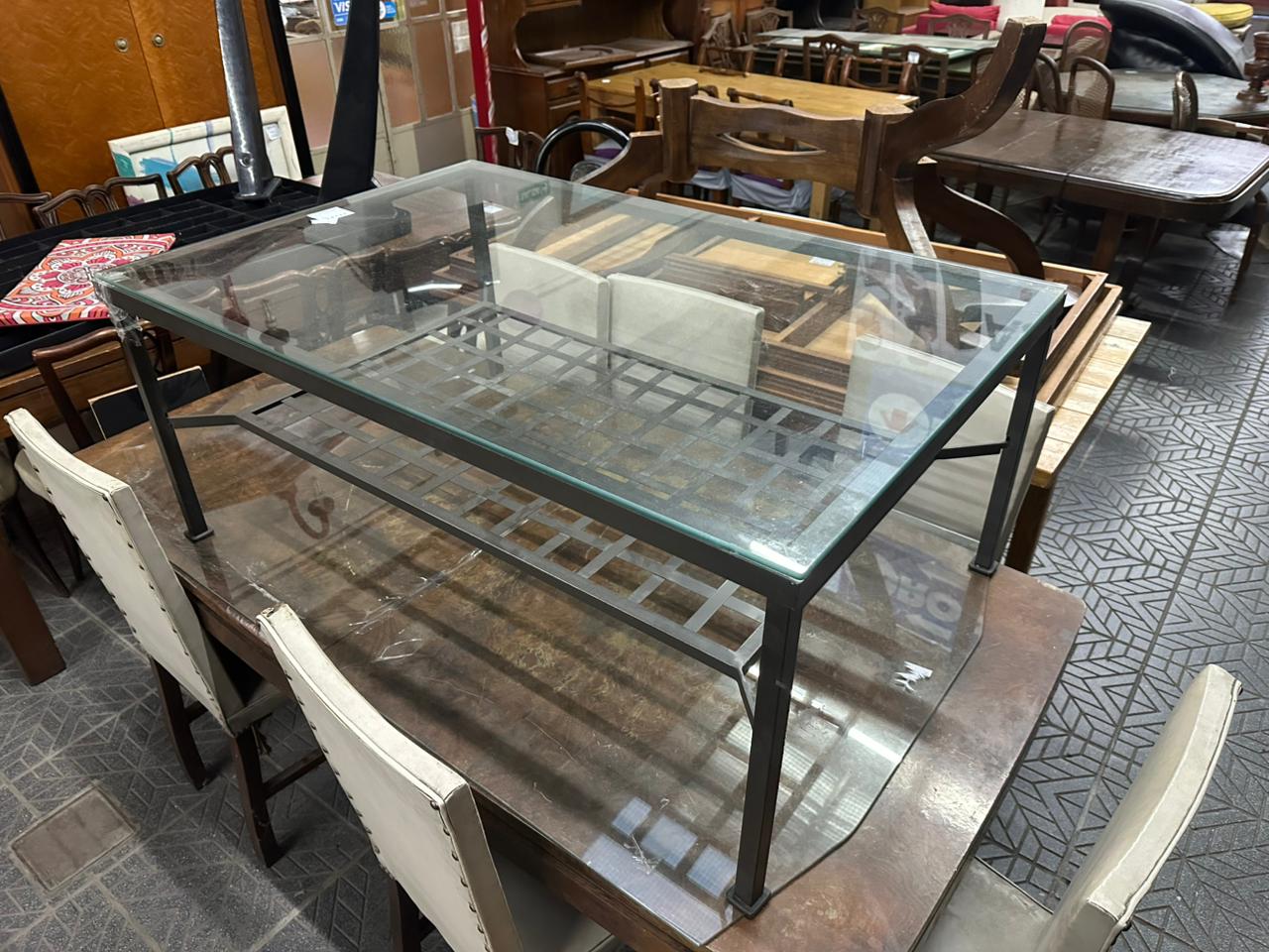 Mesa ratona metálica de hierro gris con tapa de vidrio y estante mallado