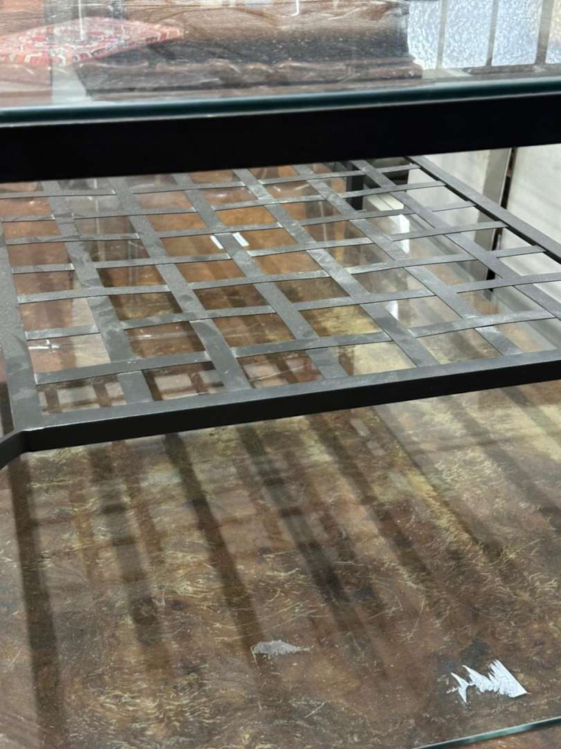 Mesa ratona metálica de hierro gris con tapa de vidrio y estante mallado - Imagen 5