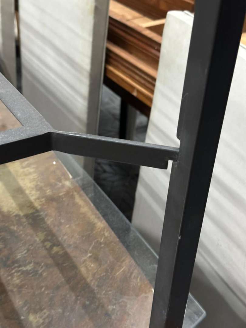 Mesa ratona metálica de hierro gris con tapa de vidrio y estante mallado - Imagen 9