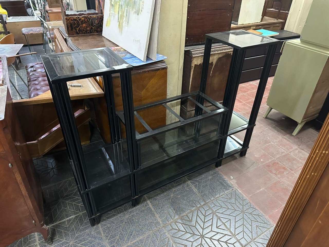 Mueble organizador y rack para tv en hierro negro con estantes de vidrio - Imagen 2