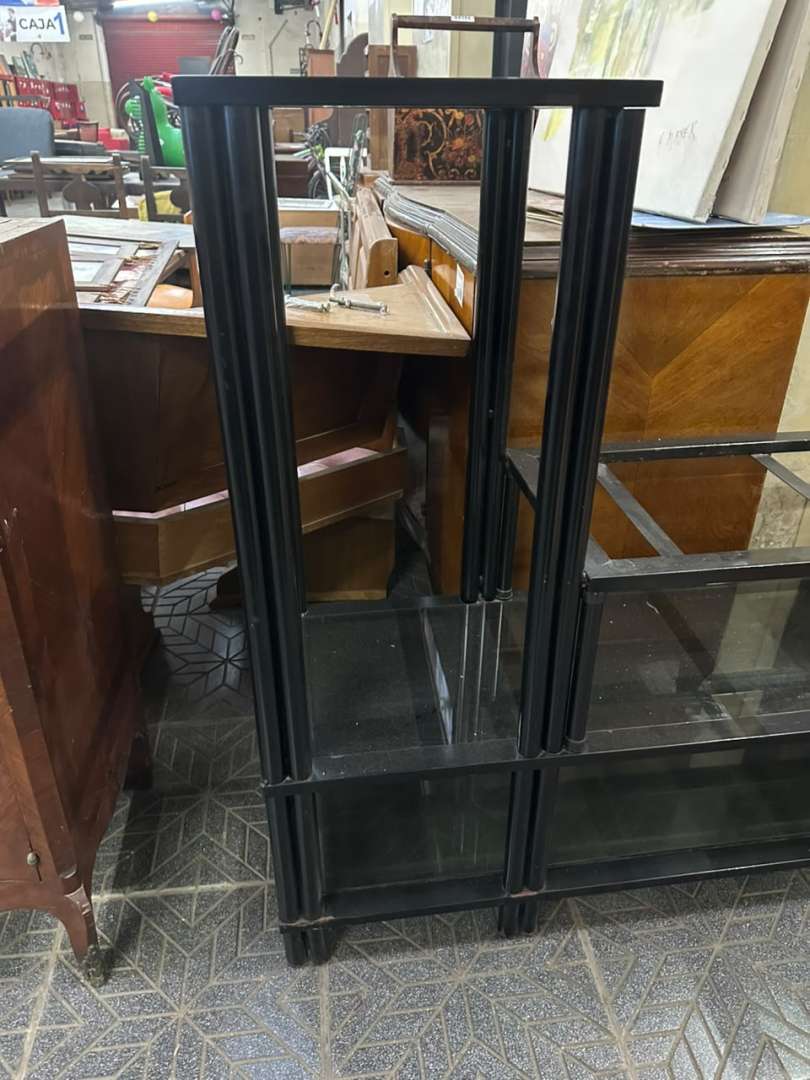 Mueble organizador y rack para tv en hierro negro con estantes de vidrio - Imagen 3