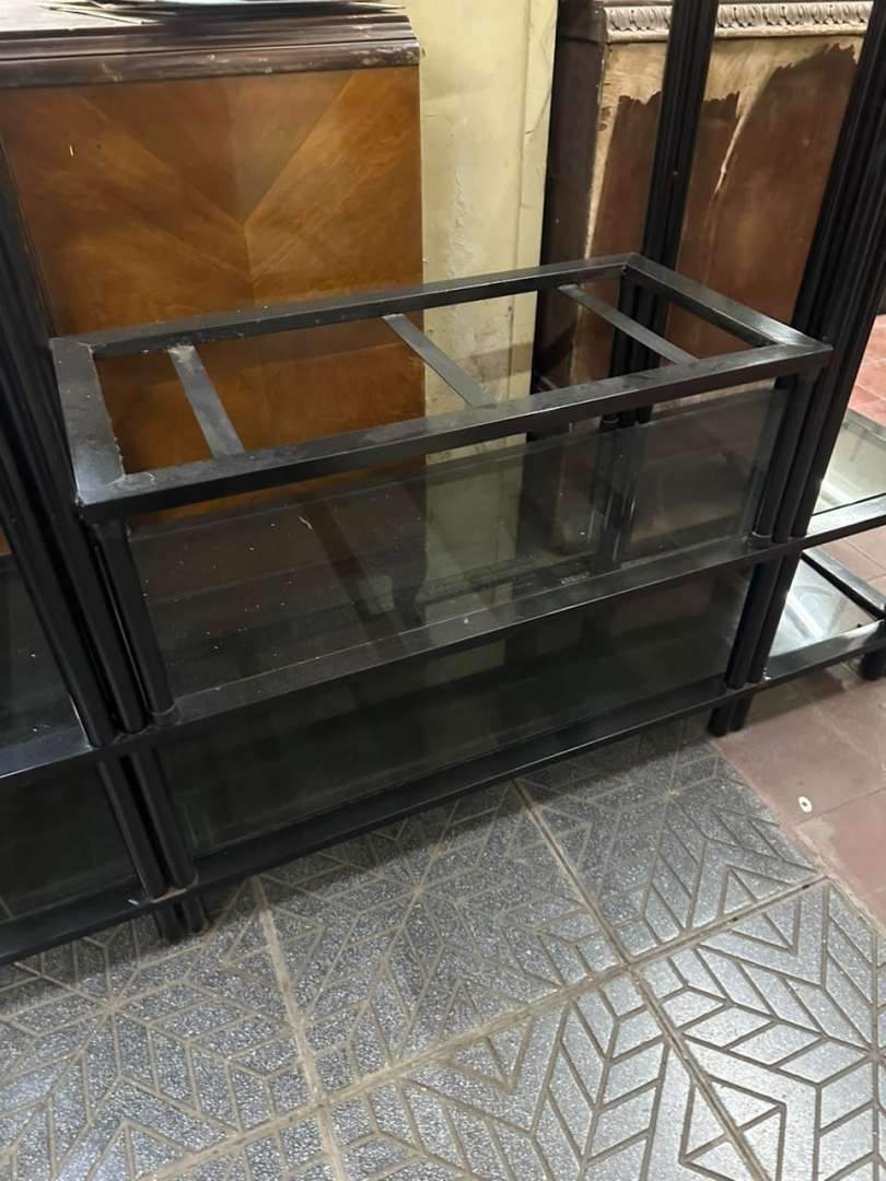 Mueble organizador y rack para tv en hierro negro con estantes de vidrio - Imagen 4