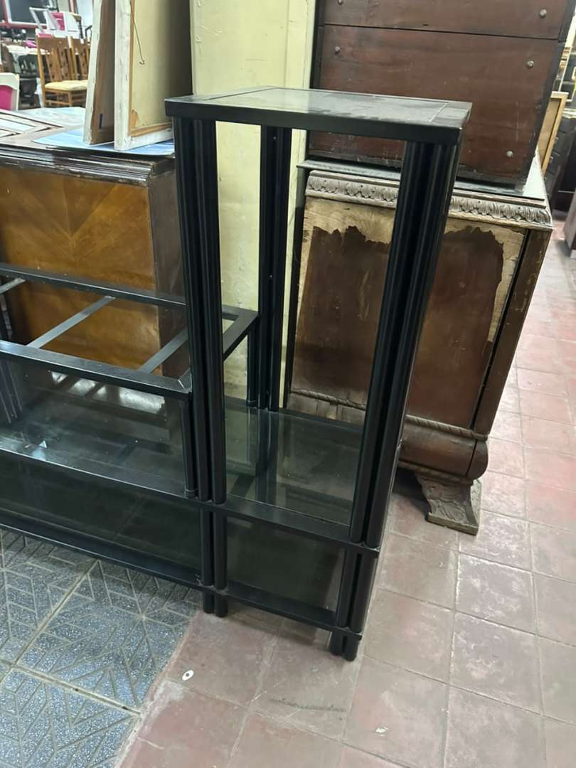 Mueble organizador y rack para tv en hierro negro con estantes de vidrio - Imagen 5