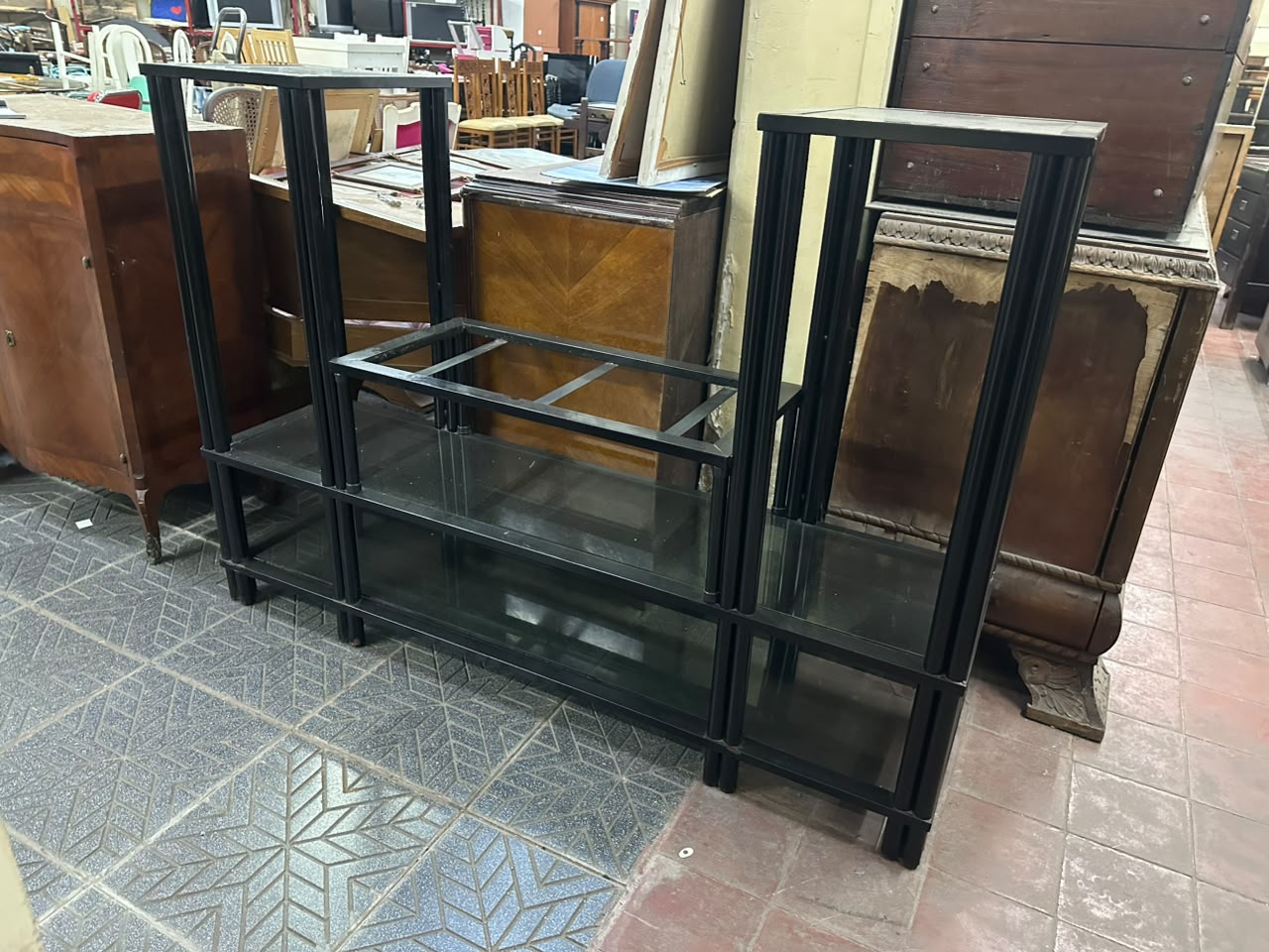 Mueble organizador y rack para tv en hierro negro con estantes de vidrio - Imagen 8