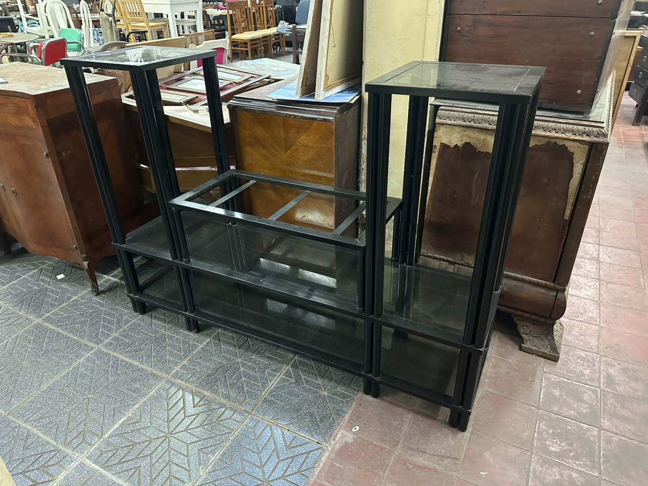 Mueble organizador y rack para tv en hierro negro con estantes de vidrio - Imagen 9
