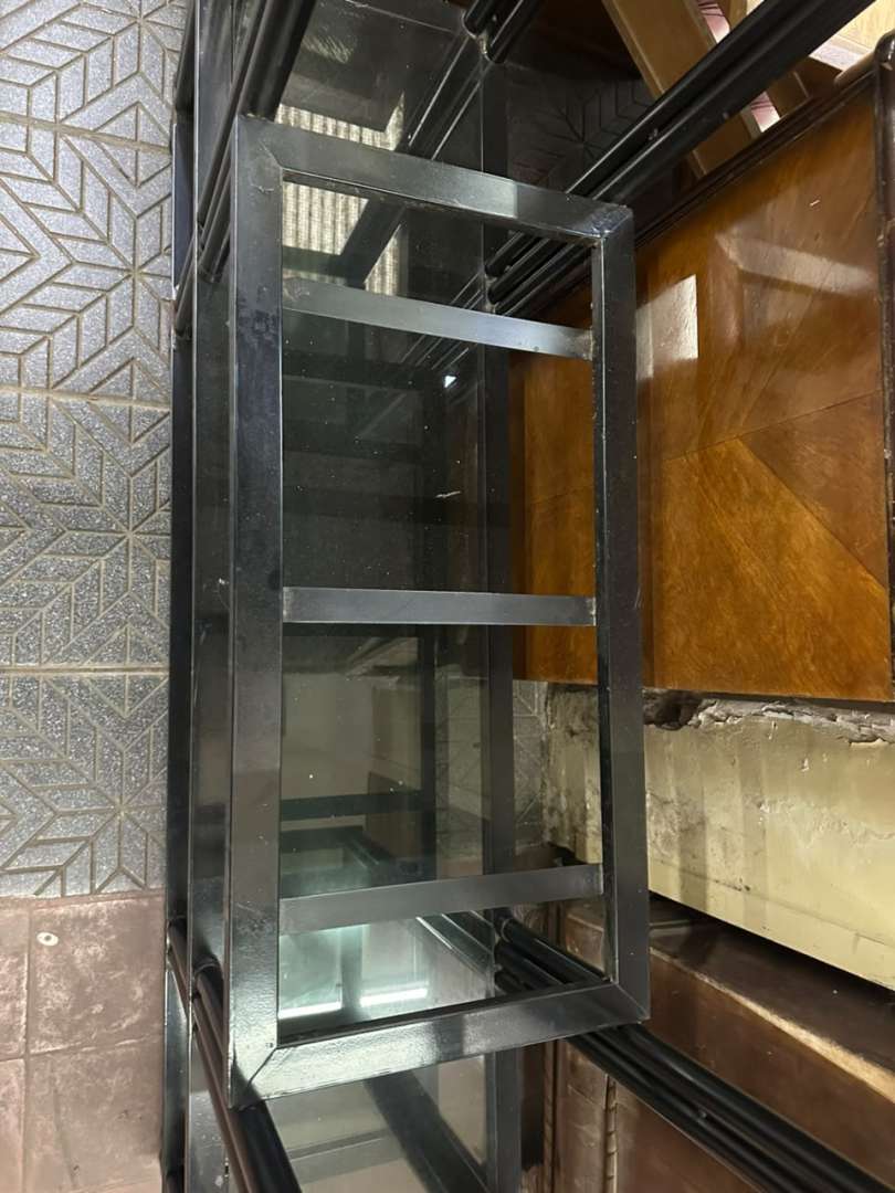 Mueble organizador y rack para tv en hierro negro con estantes de vidrio - Imagen 10